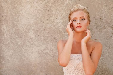 Günlük makyajlı ve romantik dalgalı saç stili olan güzel bir kadın model. Cilt üzerinde parlak fosforlu, kopya alanı olan arkaplan