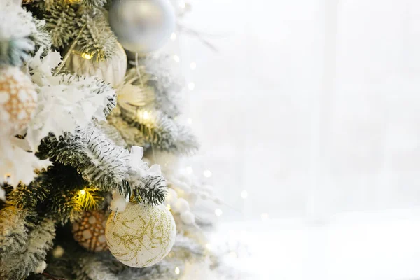 Biała Ozdoba Świąteczna Kulkami Gałązkach Jodły Rozmytym Tłem Kartka Powitalna — Zdjęcie stockowe