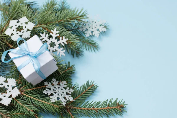 Vánoční Dárková Krabice Modrou Stuhou Jedlovými Větvemi Kopírovat Prostor — Stock fotografie