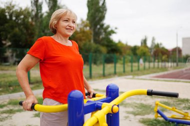 Parkta spor yapan olgun bir kadın. Fitness