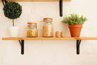 Yiyecek dolu mutfak rafı - yeşil bitkilerle dolu kavanozlar
