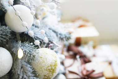 Mutlu Noeller ve mutlu yıllar Beyaz Noel ağacıyla