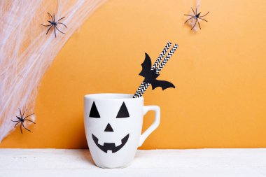 Cadılar Bayramı 'nda Jack Fenerli kahve, örümcek ağlı turuncu arka plan.