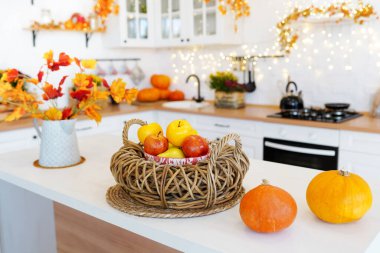 Balkabakları ve düşen yapraklarla sonbahar masası. Şükran Günü yemeği ve sonbahar süsü..