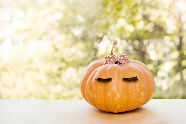 Halloween Pumpa Med Make Ögonfransar Och Rosa Rosett Trä Fönsterbräda — Stockfoto