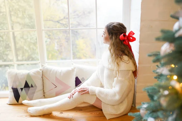 Uma Beleza Jovem Sentada Peitoril Janela Perto Árvore Natal Casa — Fotografia de Stock
