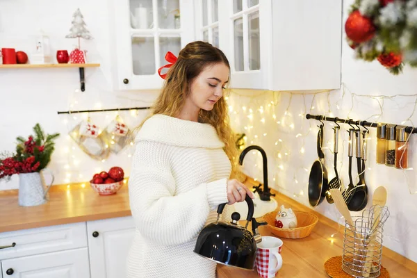 Young Woman Drinking Tea Christmas Decorated Kitchen — Stock Photo, Image