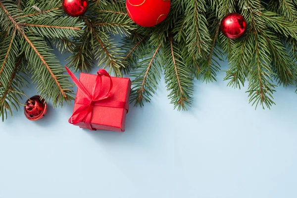 Vánoční Stromek Červenou Dekorací Koule Dárkové Krabice Modrém Pozadí Kopírovat — Stock fotografie