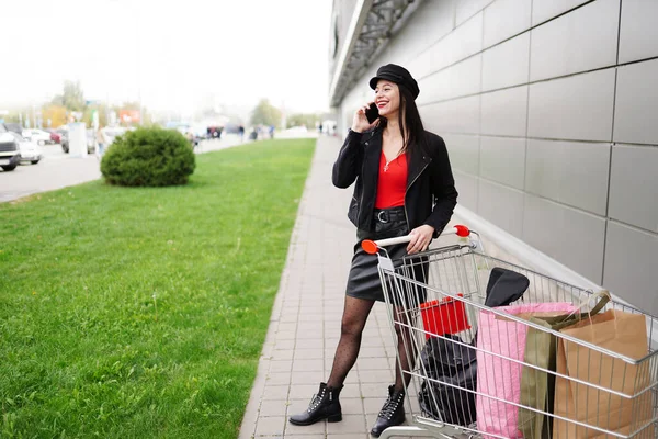 Atractiva Chica Compras Ropa Negra Ciudad Hablando Por Teléfono — Foto de Stock