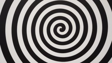 Cesur bir siyah-beyaz sarmal desen izleyicinin gözünü içine çeker, hipnotik ve optik bir illüzyon etkisi yaratır.