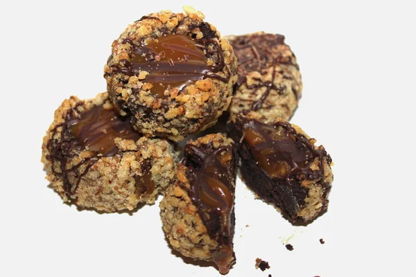 Choklad Och Nötter Cookies Vit Bakgrund Sidovy — Stockfoto