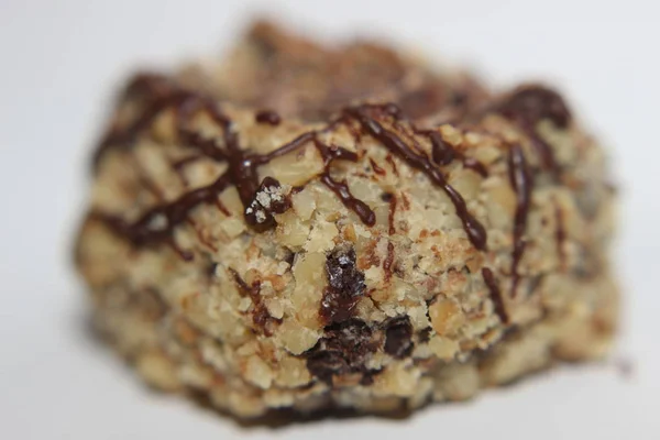 Choklad Och Nötter Cookies Närbild Makro Vit Bakgrund — Stockfoto