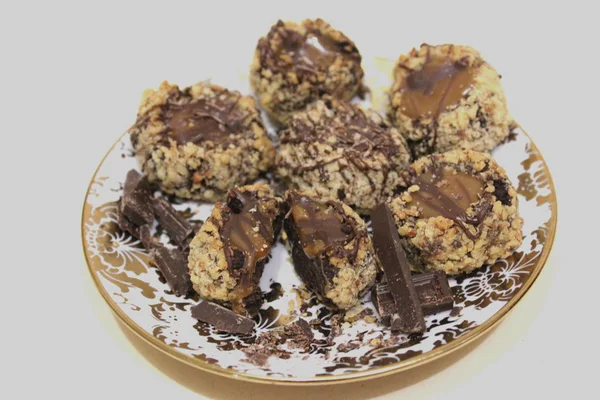 Choklad Och Nötter Cookies Platta Vit Bakgrund — Stockfoto