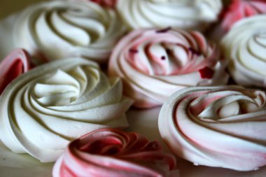 Masada çiçek şeklinde renkli beze