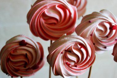 Çubuklar üzerinde renkli beze, yakın çekim.