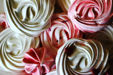 Çiçek şeklinde renkli krema, üst görünüm.