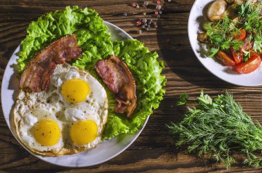 tabak kızarmış yumurta ve domuz pastırması beyaz tabakta, üstten görünüm