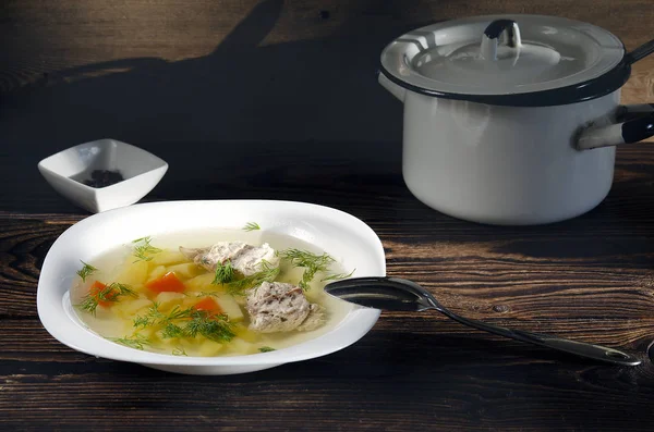 Taze balık çorbası malzemeler ve yemek pişirmek için baharat. Ahşap arka plan