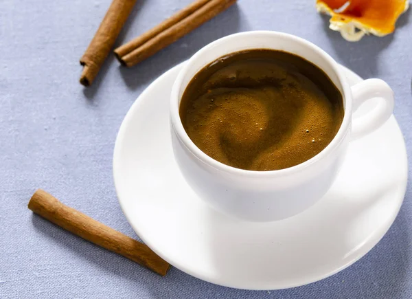 kahve ve tarçın sopa ve portakal cilt, metniniz için yer ile eski ahşap yüzey ile beyaz fincan