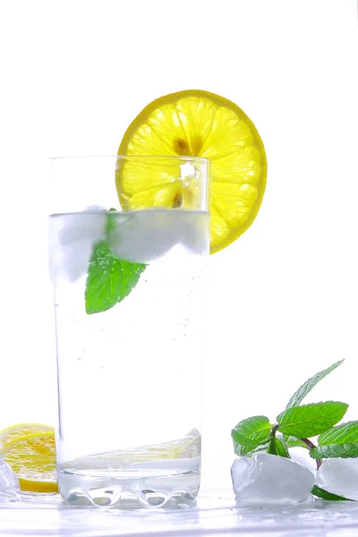 bir bardak su buz, limon ve nane. Beyaz arka plan üzerinde izole