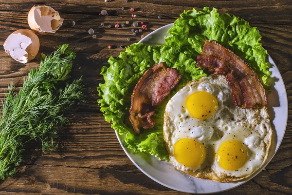 tabak kızarmış yumurta ve domuz pastırması beyaz tabakta, üstten görünüm