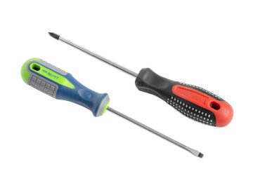 Metal tornavida ve beyaz arka plan üzerinde çekiç