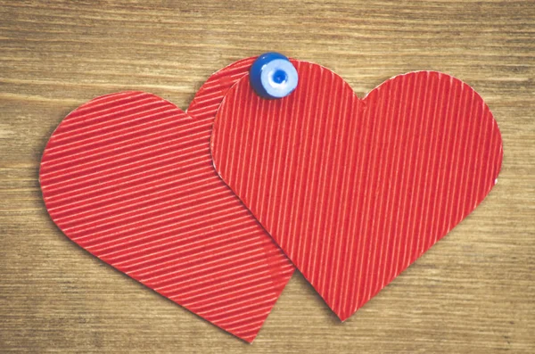 Antika ahşap masa üstü kırmızı kalpler çifti görüntüleyin. Saint Sevgililer günü tebrik kartı.