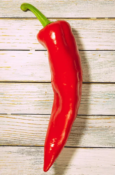 Üstten Görünüm üzerinde bir ışık ahşap pano portre üzerinde sıcak kırmızı pul biber