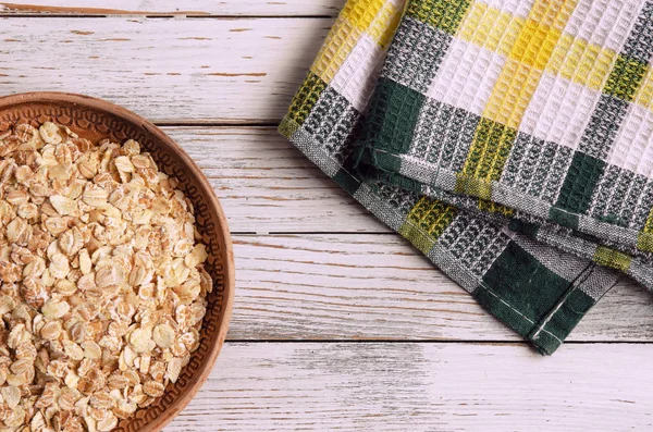 ahşap bir gemide bir kil plaka yulaf ezmesi