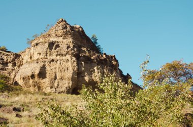 Uçurumun tepesindeki taş bulutsuz bir gökyüzünün arka planına çarpıyor. Kislovodsk..