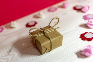 hediye ve çiçek'in kalbinde beyaz masa