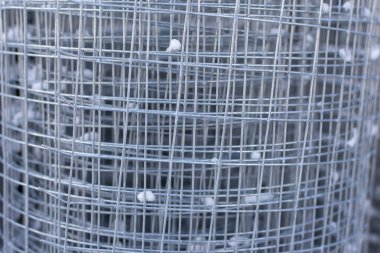 Galvanizli kaynaklı tel kafes bir rulo bükülmüş