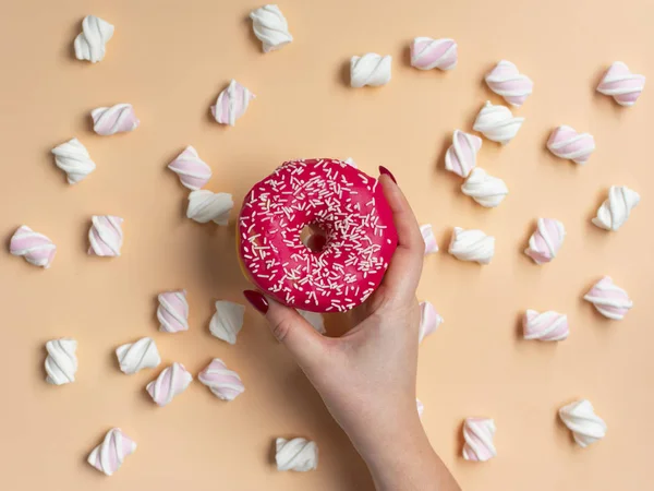 Women Hand Holding Donut Marshmallow Peach Background — Stock Photo, Image