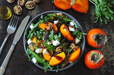 Trabzon hurması, roka, fındık ve beyaz peynir ile sağlıklı salata. Fitness Gıda. Superfoods vitamini sonbahar Trabzon hurması salata.