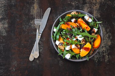 Trabzon hurması, roka, fındık ve beyaz peynir ile sağlıklı salata. Fitness Gıda. Superfoods vitamini sonbahar Trabzon hurması salata.