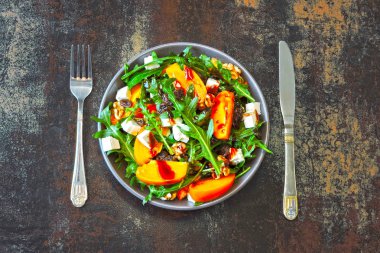 Trabzon hurması, roka, fındık ve beyaz peynir ile sağlıklı salata. Fitness Gıda. Superfoods vitamini sonbahar Trabzon hurması salata.