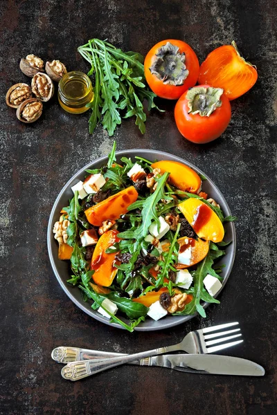 Gesunder Salat Mit Kaki Rucola Nüssen Und Feta Käse Fitnesskost — Stockfoto