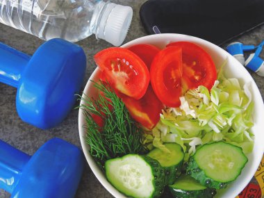 Fitness salata. Halter, teyp ölçme. Sağlıklı bir yaşam tarzı kavramı.