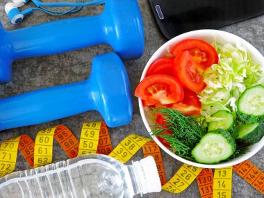 Fitness salata. Halter, teyp ölçme. Sağlıklı bir yaşam tarzı kavramı.