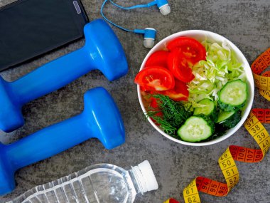 Fitness salata. Halter, teyp ölçme. Sağlıklı bir yaşam tarzı kavramı.