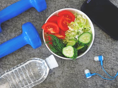 Fitness salata. Halter, teyp ölçme. Sağlıklı bir yaşam tarzı kavramı.