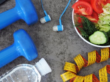 Fitness salata. Halter, teyp ölçme. Sağlıklı bir yaşam tarzı kavramı.