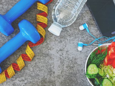 Fitness salata. Halter, teyp ölçme. Sağlıklı bir yaşam tarzı kavramı.