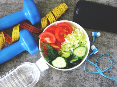 Fitness salata. Halter, teyp ölçme. Sağlıklı bir yaşam tarzı kavramı.