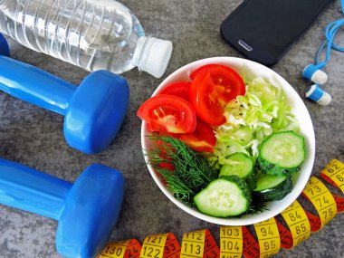 Fitness salata. Halter, teyp ölçme. Sağlıklı bir yaşam tarzı kavramı.