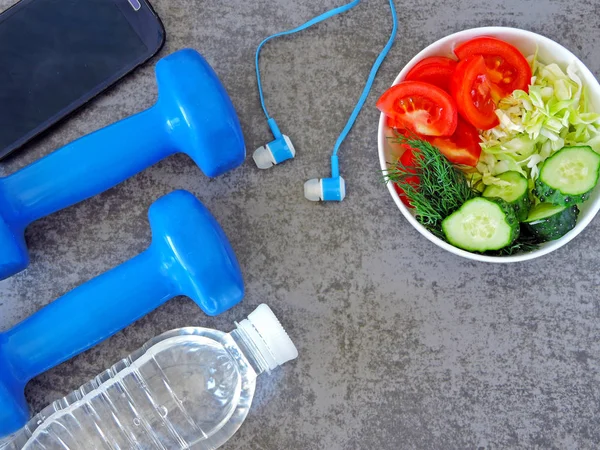 Fitness salata. Halter, teyp ölçme. Sağlıklı bir yaşam tarzı kavramı.
