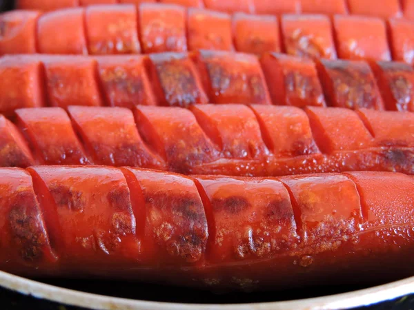 Uma Frigideira Com Mini Salsichas Uma Superfície Cinza Vista Cima — Fotografia de Stock