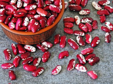 Dağınık kırmızı beyaz fasulye.