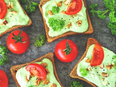 Yeşil süzme peynir, fındık ve domates tost. Çavdar tost. Yararlı bir aperatif kavramı.