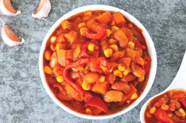 Meksika fasulye. Sebze ve Meksika stili ile iştah açıcı fasulye.